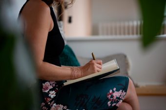 , Portraits d’affaires pour la solopreneur Marie-Eve Messier Designer &#8211; Dans l’environnement de mon Studio à Ste-Rose., La Rivest