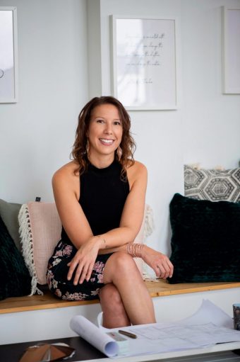 , Portraits d’affaires pour la solopreneur Marie-Eve Messier Designer &#8211; Dans l’environnement de mon Studio à Ste-Rose., La Rivest