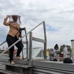 Andrée-Anne Rivest qui filme abeille